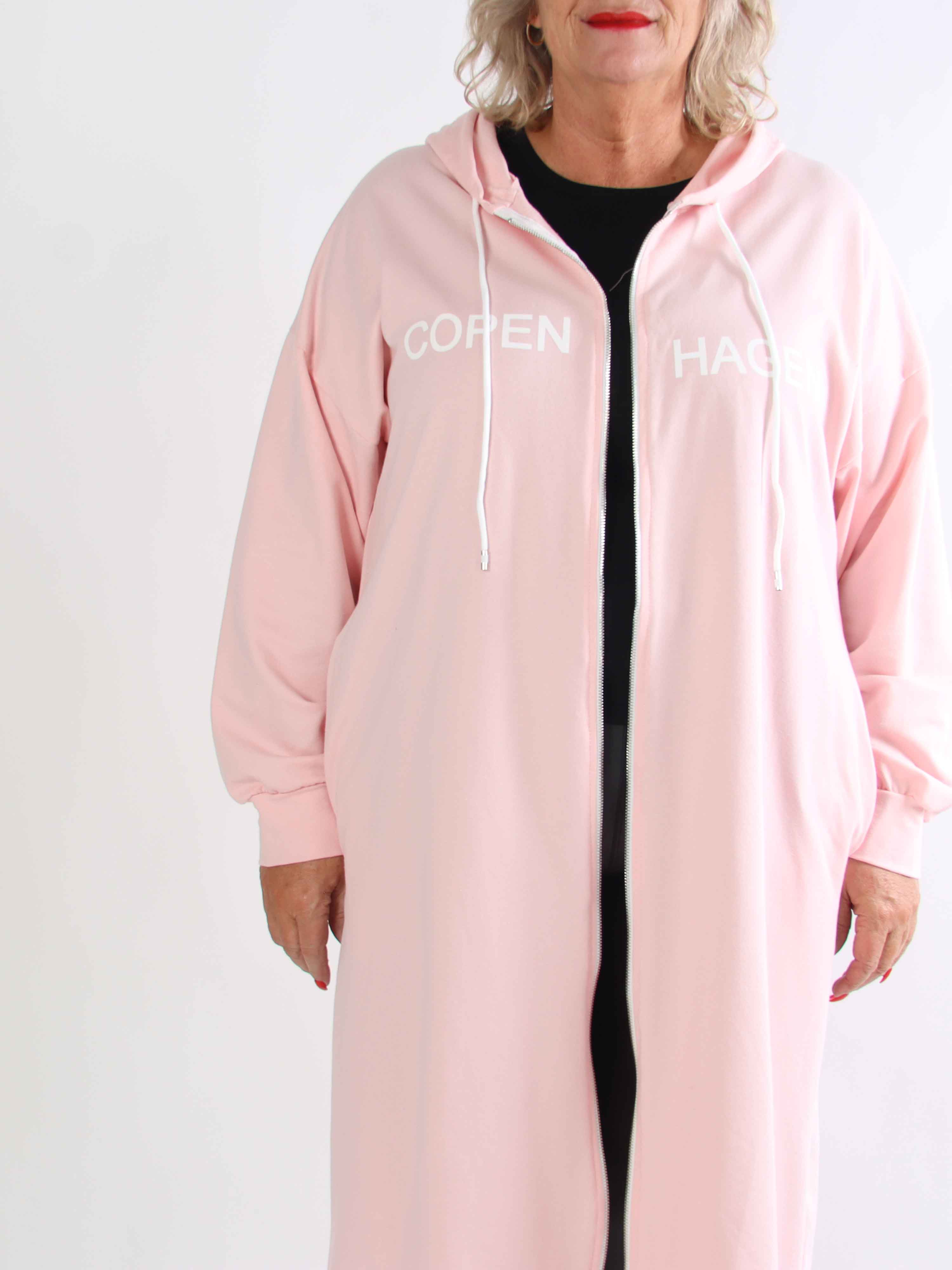 Erika - Plus size blød hoodiekjole i bomuld med “Copenhagen”-print på brystet